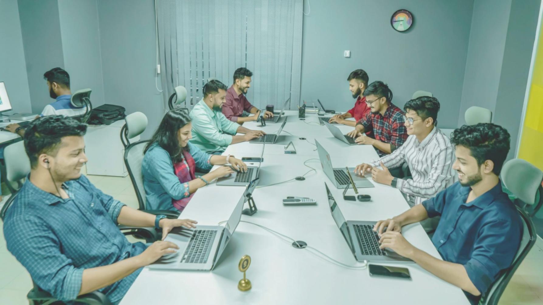 Finanzplanung und Startup-Dokumentation in modernem Berliner Büro