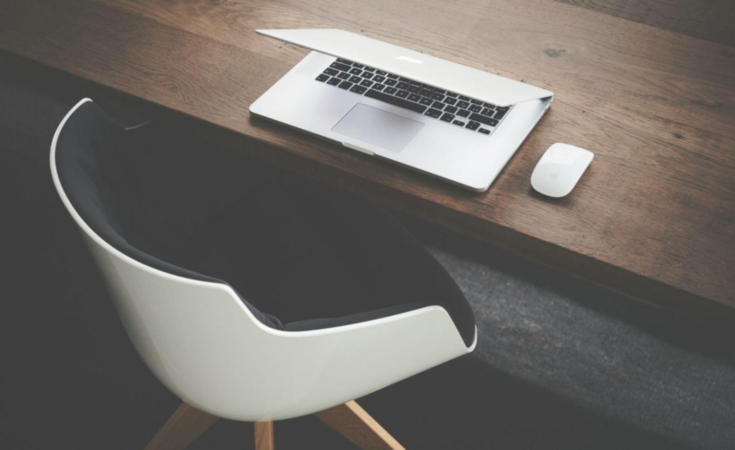 Startup-Finanzplanung Arbeitsbereich mit Dokumenten und Laptop